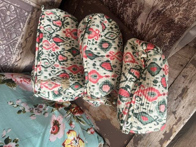 Trousses en kantha blanche avec fleurs roses et vertes
